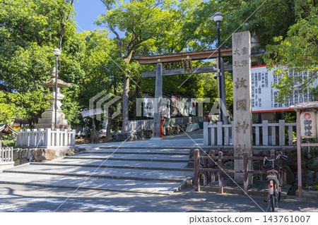平岡神社，通往神社的寬闊道路，第二座鳥居（大阪府東大阪市） 143761007