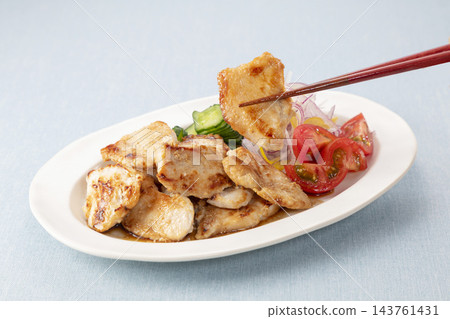 圖中所示為用筷子夾起的鹽漬雞胸肉。 圖中所示為用筷子夾起的鹽漬雞胸肉。 143761431