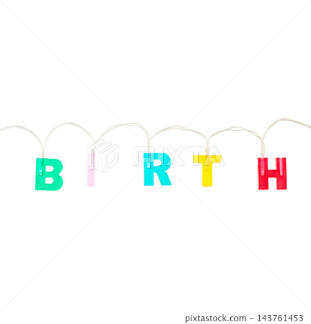 用彩色字母拼成的「BIRTH」字樣連接在一條透明繩子上。 143761453