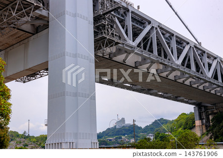 連接日本大陸和四國的瀨戶大橋。 連接日本大陸和四國的瀨戶大橋。 143761906