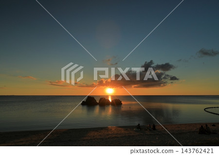 沖繩荒羽海灘在夕陽的映照下，景色美不勝收。 143762421