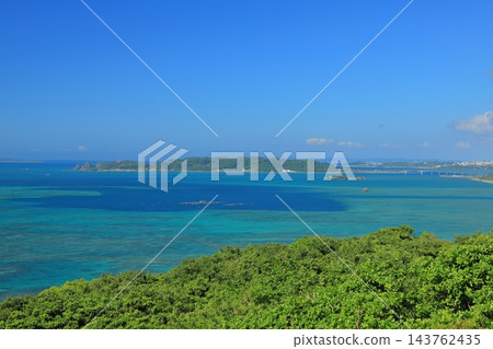 從沖繩嘉穗盤塔眺望濱比嘉島 從沖繩嘉穗盤塔眺望濱比嘉島 143762435