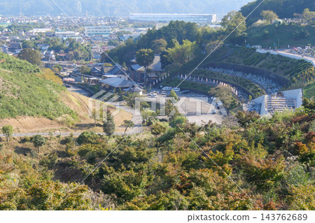 秋季從東京日出町的徠野大佛(大佛)眺望的景色。 秋季從東京日出町的徠野大佛(大佛)眺望的景色。 143762689