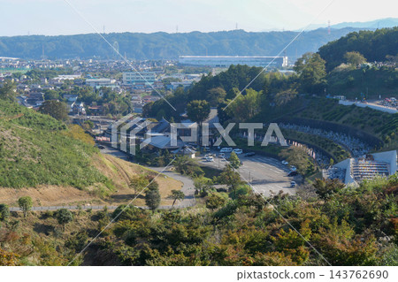 秋季從東京日出町的徠野大佛(大佛)眺望的景色。 秋季從東京日出町的徠野大佛(大佛)眺望的景色。 143762690