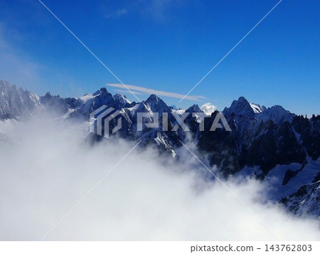 阿爾卑斯山脈鋸齒狀的山峰聳立在藍天和雲海之上(法國) 阿爾卑斯山脈鋸齒狀的山峰聳立在藍天和雲海之上(法國) 143762803