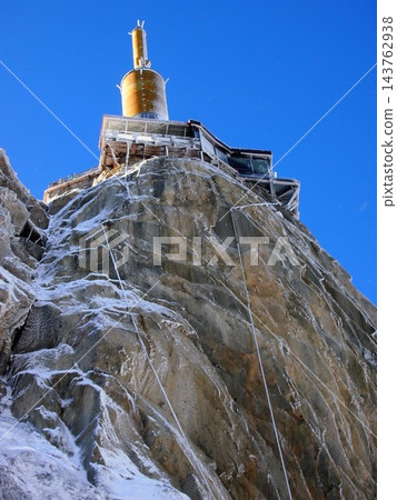 南針峰觀景台,巍峨聳立於藍天之上(法國) 南針峰觀景台,巍峨聳立於藍天之上(法國) 143762938