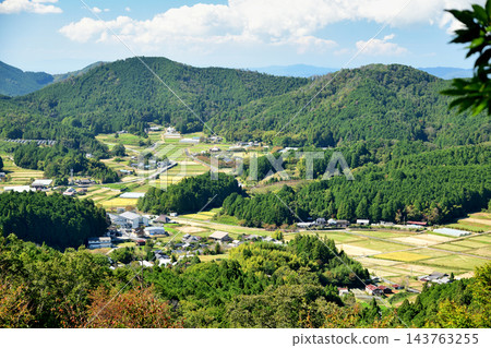 從兩座鳥居眺望天野村（高野山町石道）[和歌山縣伊東郡葛城町] 143763255