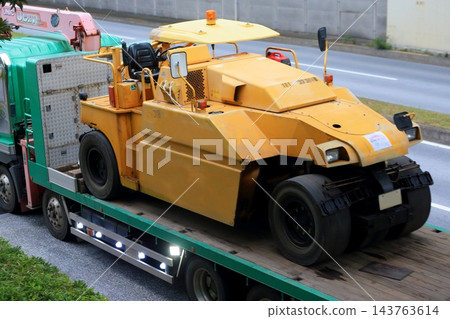 運輸輪胎壓路機的卡車 運輸輪胎壓路機的卡車 143763614