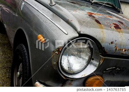 雨滴落在一輛老舊生鏽的車上。 雨滴落在一輛老舊生鏽的車上。 143763785