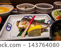 旅行途中在餐廳享用了一頓美味的烤魚套餐。 143764080
