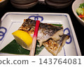 旅行途中在餐廳享用了一頓美味的烤魚套餐。 143764081