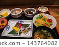 旅行途中在餐廳享用了一頓美味的烤魚套餐。 143764082