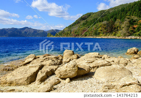 秋田縣田澤湖美麗的秋景 秋田縣田澤湖美麗的秋景 143764213