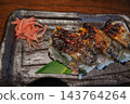 在高松市一家著名的烏龍麵館品嚐了美味的烤鯖魚壽司。 143764264