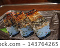 在高松市一家著名的烏龍麵館品嚐了美味的烤鯖魚壽司。 143764265