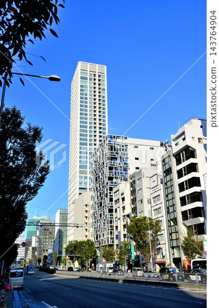 位於東京南青山的綜合用途大樓表參道網格塔已正式開幕。 位於東京南青山的綜合用途大樓表參道網格塔已正式開幕。 143764904