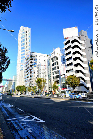 位於東京南青山的綜合用途大樓表參道網格塔已正式開幕。 位於東京南青山的綜合用途大樓表參道網格塔已正式開幕。 143764905