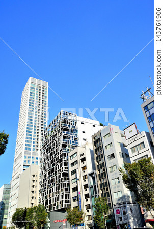 位於東京南青山的綜合用途大樓表參道網格塔已正式開幕。 143764906