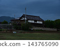 黃昏時分，鄉村裡一棟傳統的日式房屋和周圍的田野。 143765090