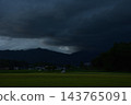 山巒和鄉村景色籠罩在烏雲之中。 143765091