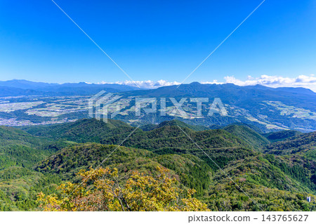 從群馬縣小持山的獅岩上,沿著鐵梯攀登而上,可以欣賞到壯麗的全景。 從群馬縣小持山的獅岩上,沿著鐵梯攀登而上,可以欣賞到壯麗的全景。 143765627