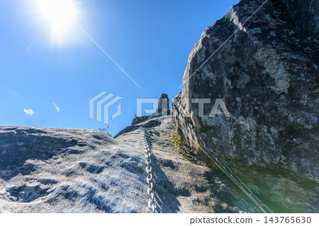 在群馬縣小持山上通往獅子岩的陡峭鐵索道上，湛藍的天空下。 143765630