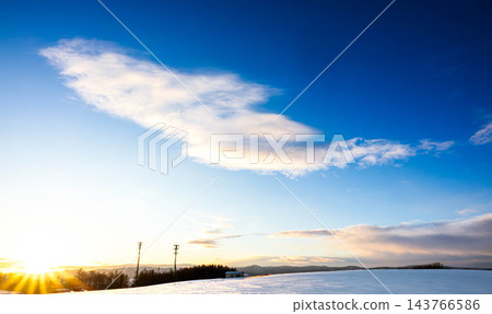 在北海道美瑛市的山頂上欣賞日落，冬日的空氣清新怡人。 143766586