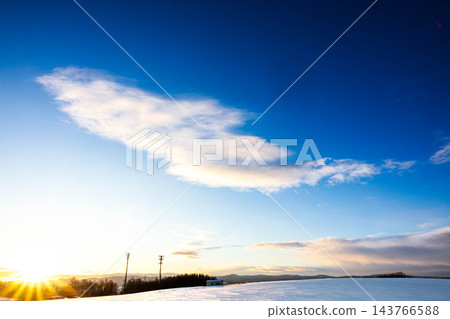 在北海道美瑛市的山頂上欣賞日落，冬日的空氣清新怡人。 143766588