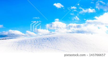 冬日北海道富良野,湛藍的天空和皚皚白雪覆蓋的簡潔景色。 冬日北海道富良野,湛藍的天空和皚皚白雪覆蓋的簡潔景色。 143766657