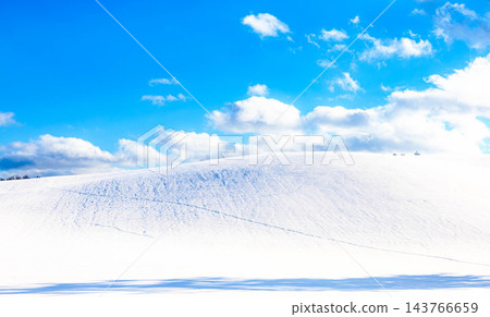 冬日北海道富良野,湛藍的天空和皚皚白雪覆蓋的簡潔景色。 冬日北海道富良野,湛藍的天空和皚皚白雪覆蓋的簡潔景色。 143766659