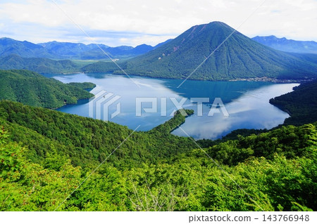 男體山和中禪寺湖綠意盎然－8月日光 男體山和中禪寺湖，半月山景色 143766948