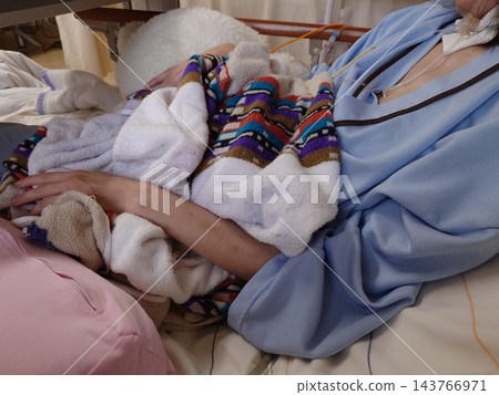 一張臥床不起的住院病人的照片。 一張臥床不起的住院病人的照片。 143766971