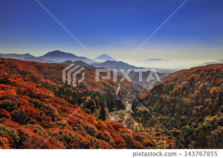 秋色漸濃，從三峠山眺望南方山脈。 143767855