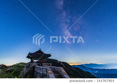 梅山的星空璀璨，銀河與城堡交相輝映，美不勝收。 143767903