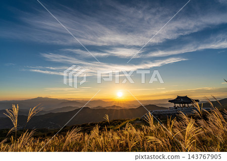 黃梅山上的城堡和日落 黃梅山上的城堡和日落 143767905