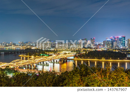 漢江夜景在燈光映襯下美不勝收。 143767907