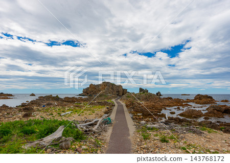 青森縣深浦町大岩海岸：夏季海岸景色，巨大的、形狀奇特的岩石聳立在日本海之上，一條步行道通往岩石海岸。 143768172