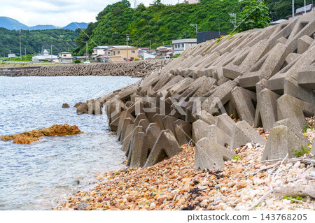在青森縣深浦町的日本海沿岸安裝了消浪塊。這是一項防災基礎設施,旨在保護海岸和居民區免受冬季巨浪和大浪的侵襲。 在青森縣深浦町的日本海沿岸安裝了消浪塊。這是一項防災基礎設施,旨在保護海岸和居民區免受冬季巨浪和大浪的侵襲。 143768205