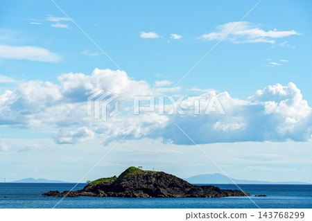 大島,漂浮在日本海中,位於秋田縣八方町海岸附近。這裡擁有蔚藍的天空和夏日雲朵,呈現出自然的海岸風光。 大島,漂浮在日本海中,位於秋田縣八方町海岸附近。這裡擁有蔚藍的天空和夏日雲朵,呈現出自然的海岸風光。 143768299