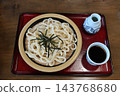 冷烏龍麵，上面撒有切碎的海苔和沾醬。 143768680
