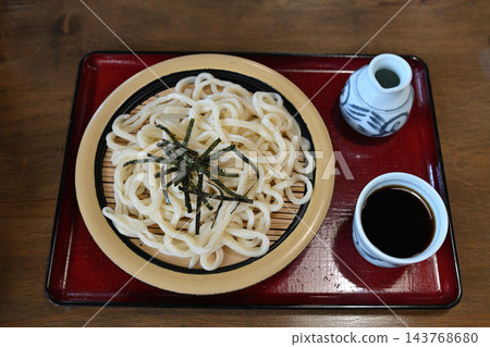 冷烏龍麵,上面撒有切碎的海苔和沾醬。 冷烏龍麵,上面撒有切碎的海苔和沾醬。 143768680