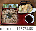 天婦羅蕎麥麵配蔬菜和海鮮天婦羅。 143768681