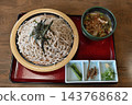 日式套餐，包含笊籬蕎麥麵和含有多種配料的沾醬。 143768682