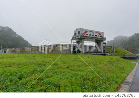 岩手縣田野畑村的平井門:為保護受東日本大地震影響的社區免受海嘯侵襲而建造的防災基礎設施。 岩手縣田野畑村的平井門:為保護受東日本大地震影響的社區免受海嘯侵襲而建造的防災基礎設施。 143768763