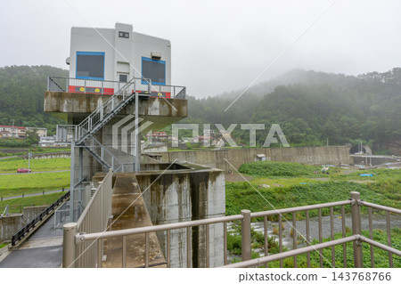 岩手縣田野畑村的平井門：為保護受東日本大地震影響的社區免受海嘯侵襲而建造的防災基礎設施。 143768766