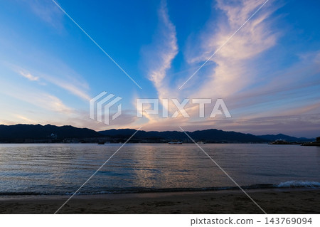 宮島周圍的海域和瀨戶內海的山脈，沐浴在夕陽的餘暉中。 143769094