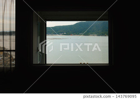 從飯店窗戶可以欣賞到宮島和瀨戶內海的景色。 143769095