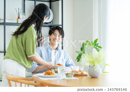 一對年輕夫婦在家吃義大利麵 一對年輕夫婦在家吃義大利麵 143769148