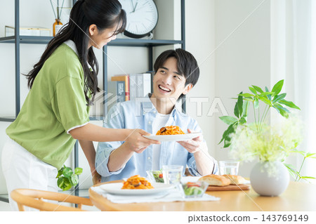 一對年輕夫婦在家吃義大利麵 143769149