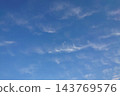 藍天中飄著縷縷白雲 143769576